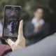 Imagen para el artículo titulado La razón por la que los invitados a una boda no deberían sacar fotos de la ceremonia, explicada en una imagen